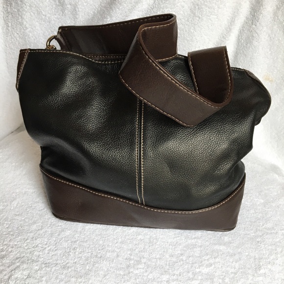 Tignanello Handbags - TIGNANELLO black leather purse.
